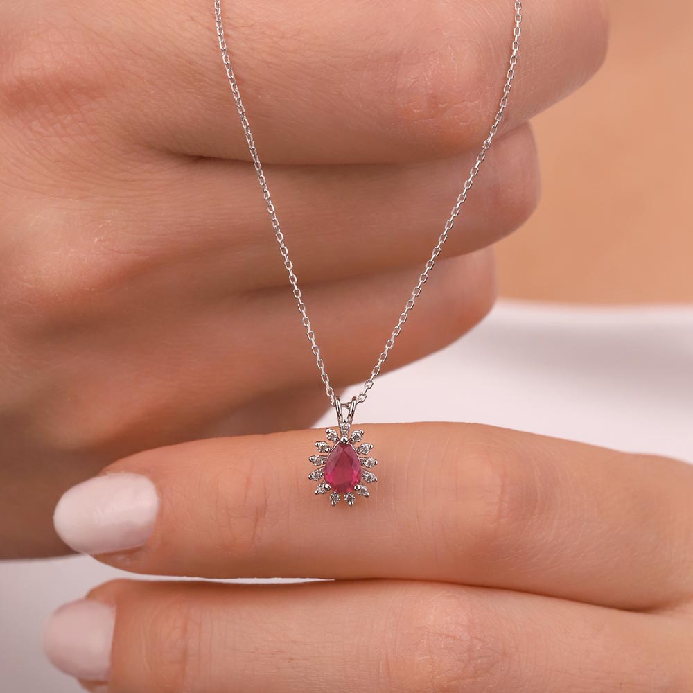 0,05 Karat Pırlantalı Yakut Taşlı Kolye - LP03746