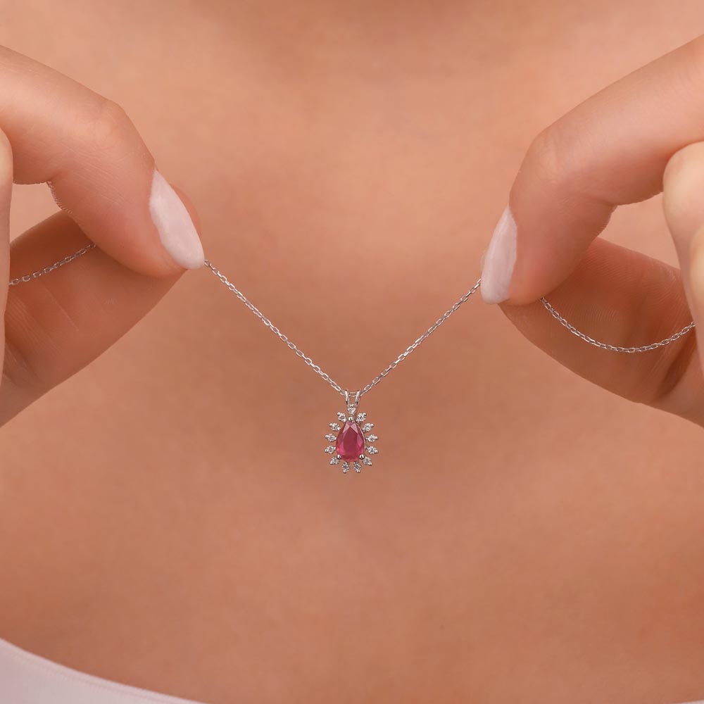 0,05 Karat Pırlantalı Yakut Taşlı Kolye - LP03746