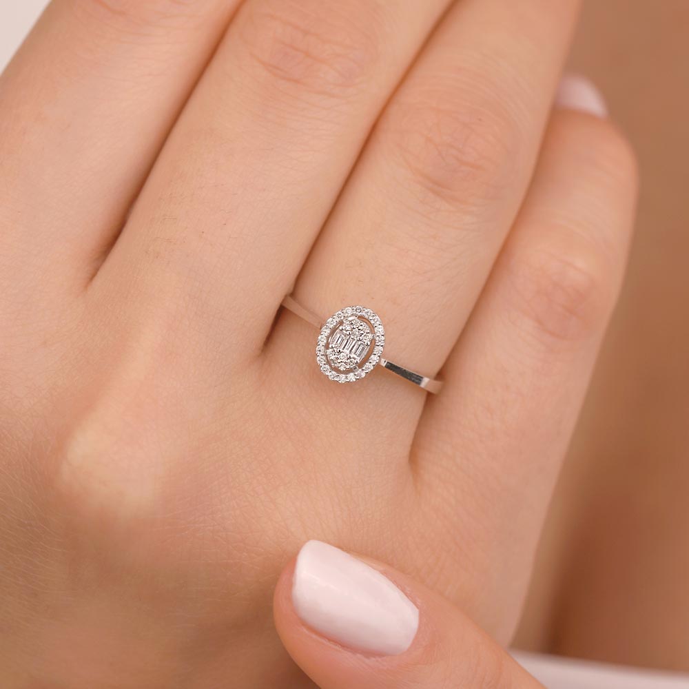 0.15 Karat Pırlantalı Baget Taşlı Yüzük