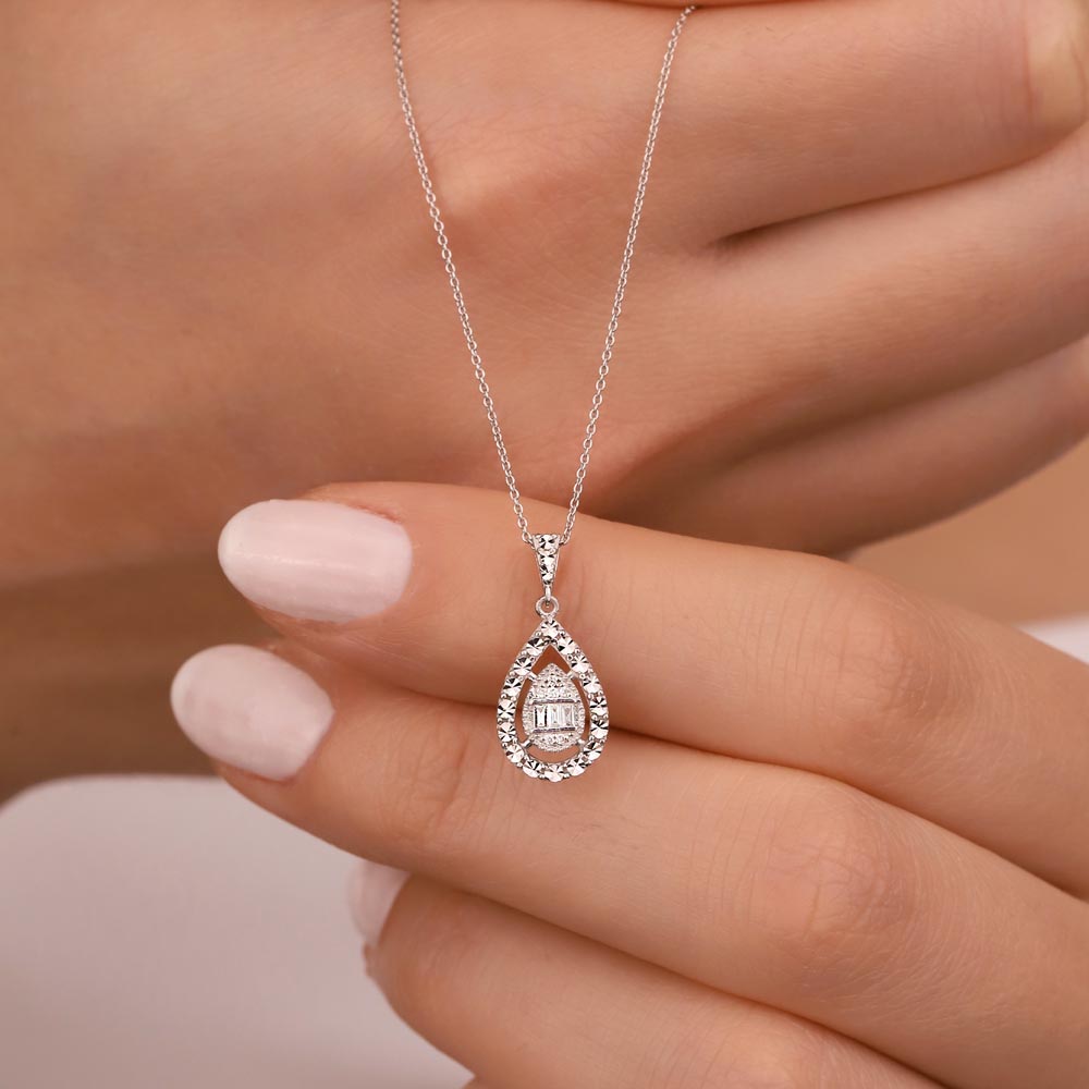 0,17 Karat Glamor Damla Pırlanta baget Kolye