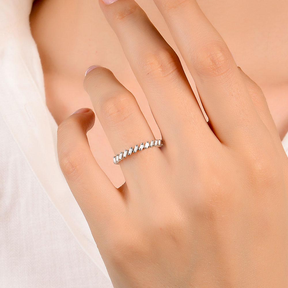 0,27 Karat Pırlanta Baget Kesim Yarımtur Yüzük