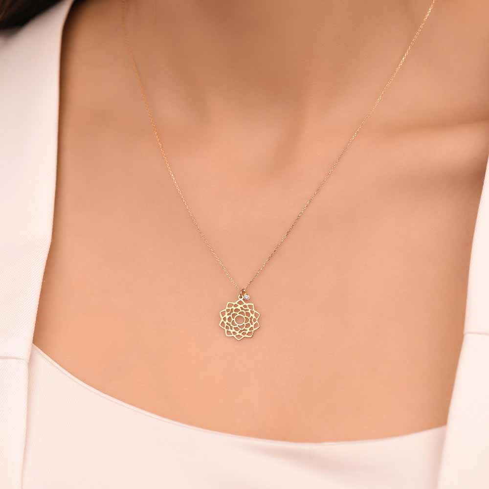 0.03 Karat Pırlantalı Lotus Çiçeği Hediyelik Kolye - FP06626