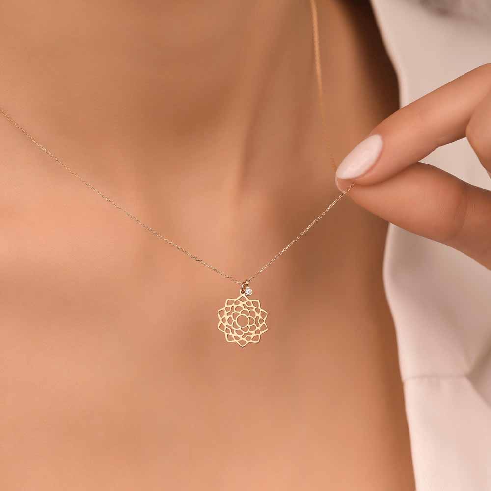 0.03 Karat Pırlantalı Lotus Çiçeği Hediyelik Kolye - FP06626