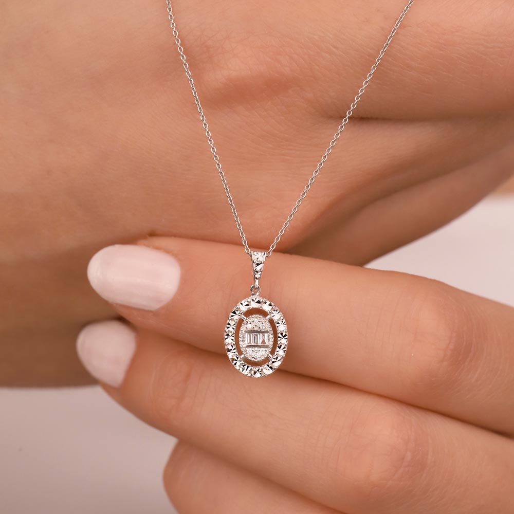 0.05 Karat Kalem İşlemeli Oval Baget Pırlanta Kolye - FP02270