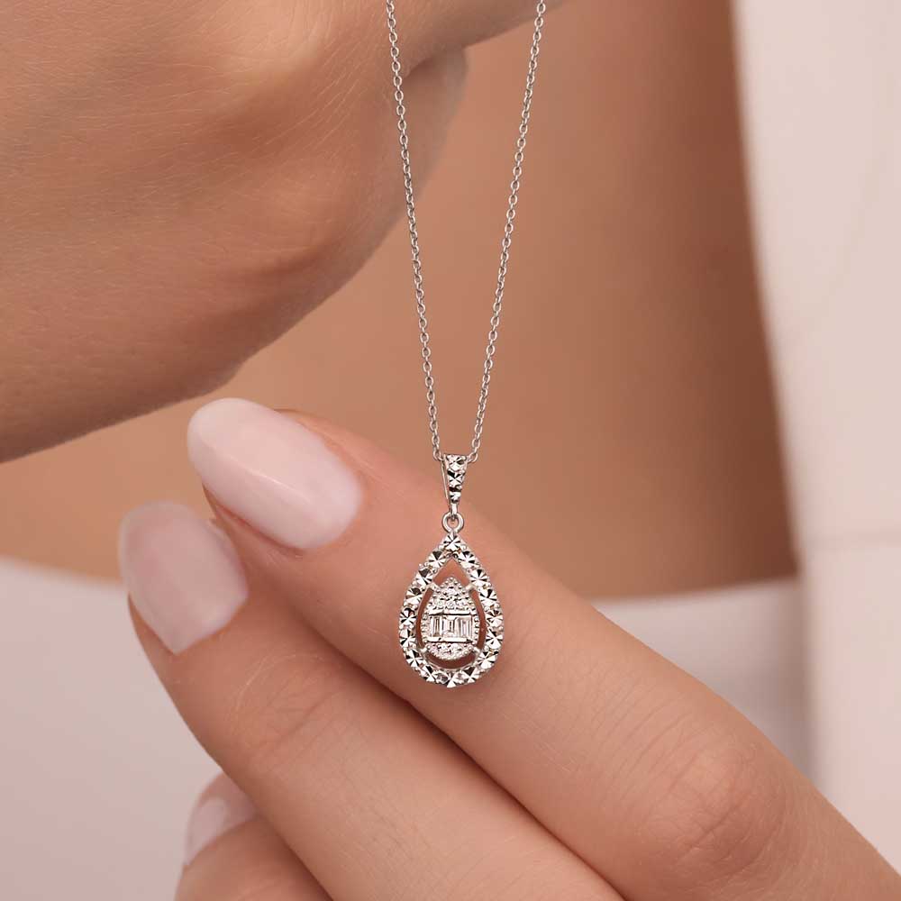 0,05 Karat Lab Pırlanta Kalem İşlemeli Damla Baget Kolye