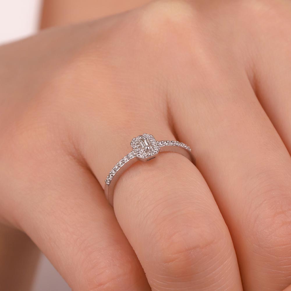 0.19 Karat Laboratuvar Pırlanta Halo Baget Tektaş Yüzük - FP00310