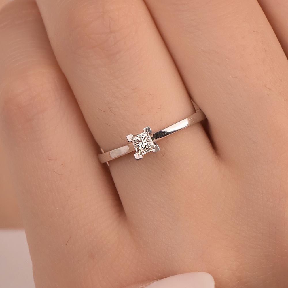 0.24 Karat Prenses Kesim Tektaş Pırlanta Yüzük - FP01216