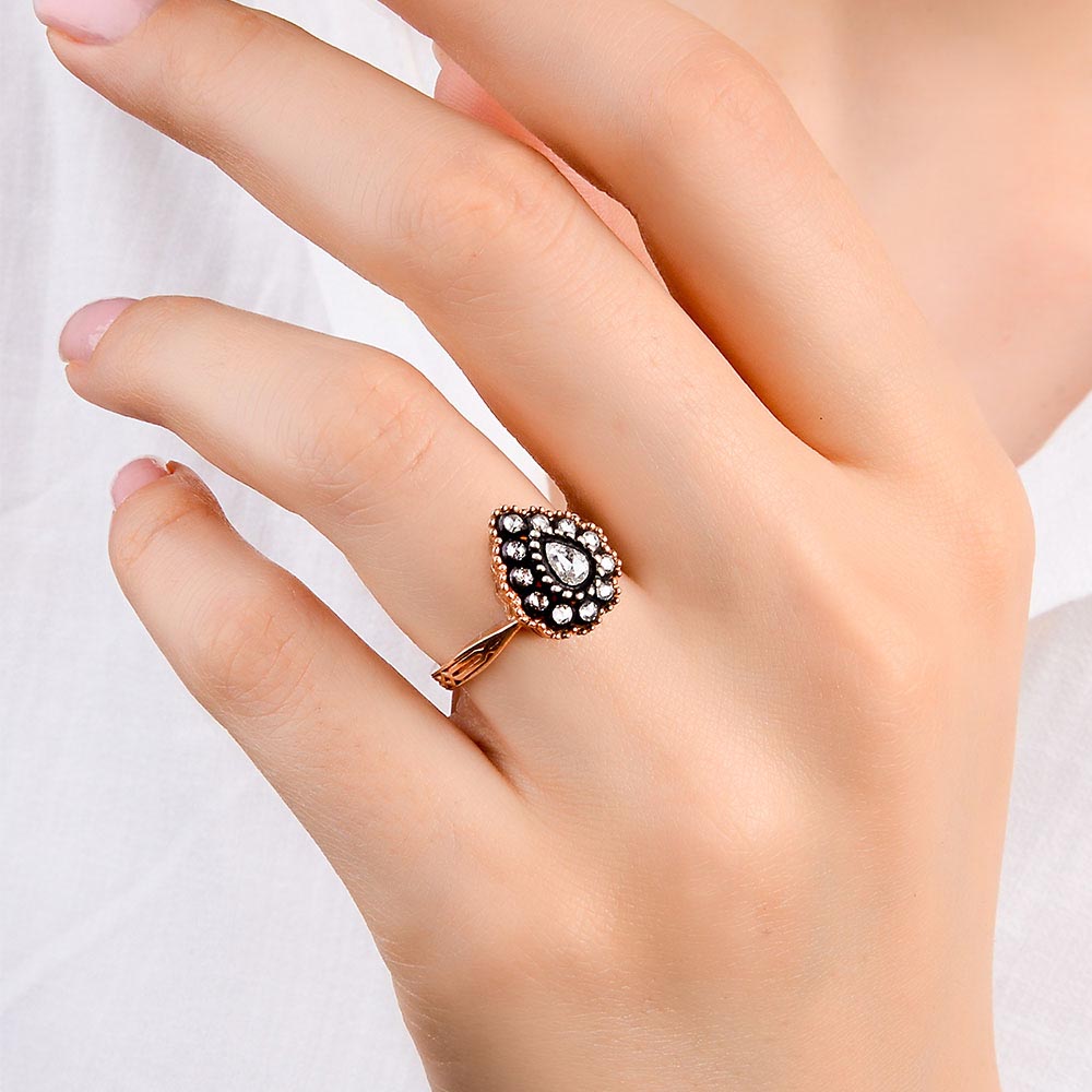 0,26 Karat Pırlanta Taşlı Damla Kesim Elmas Yüzük - LP03678