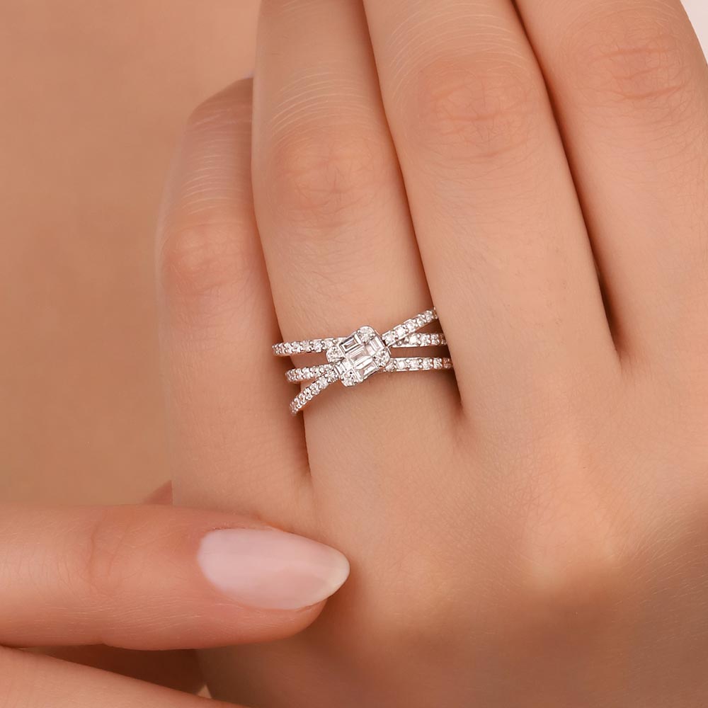 0.60 Karat Özel Tasarım Baget Taşlı Yarım Tur Pırlanta Yüzük