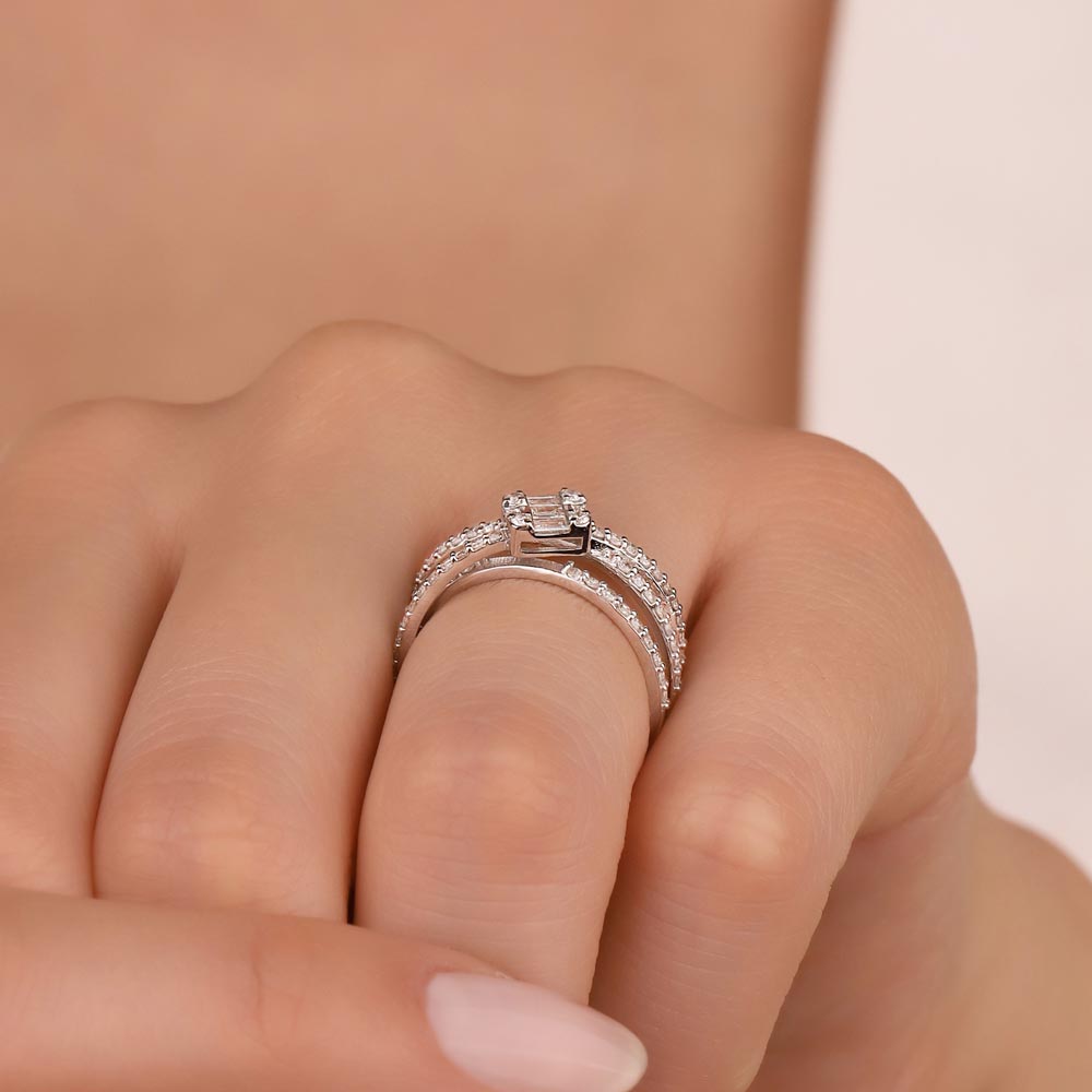 0.60 Karat Özel Tasarım Baget Taşlı Yarım Tur Pırlanta Yüzük