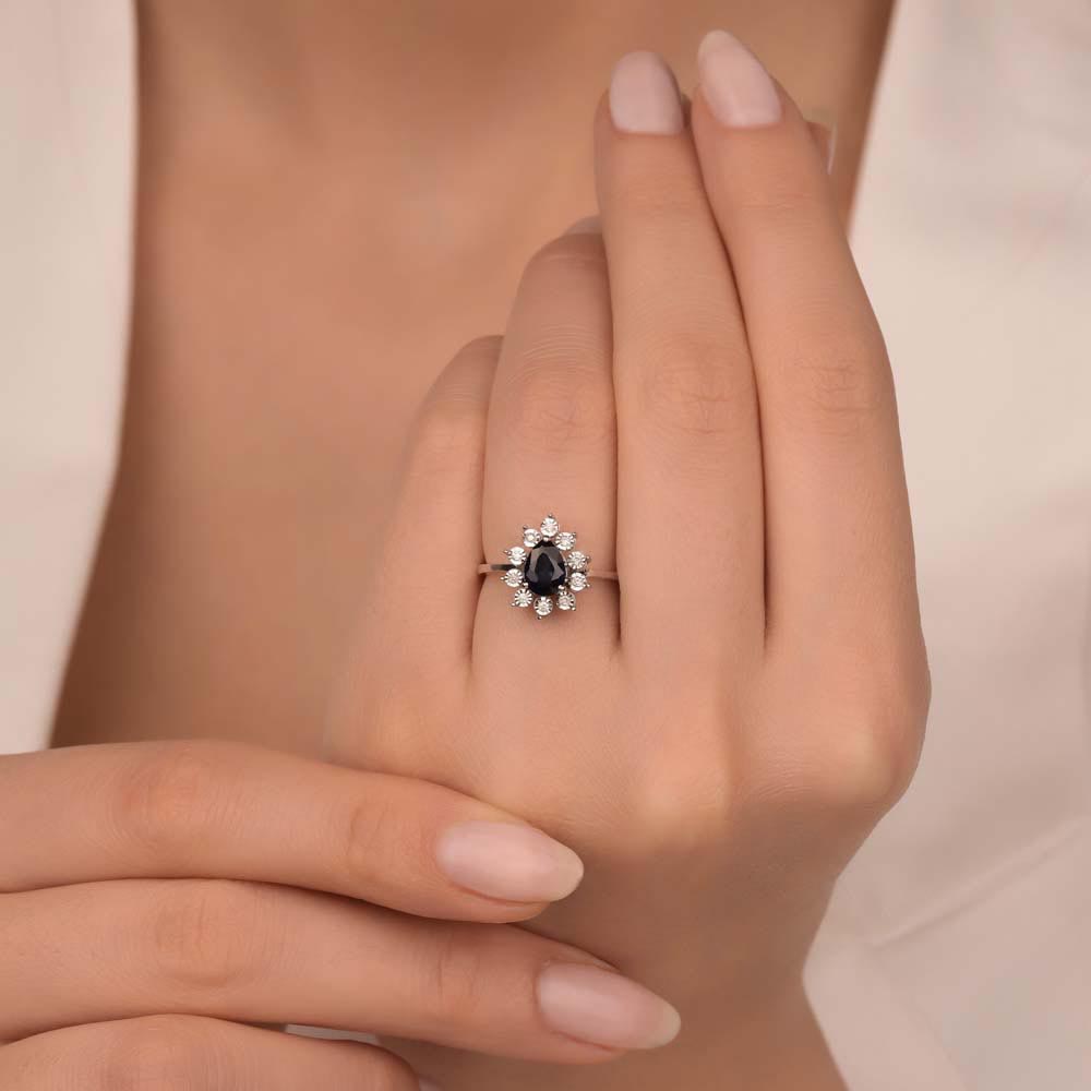 1,08 Karat Laboratuvar Pırlanta Kalem İşlemeli Damla Royale Safir Yüzük - FP02600