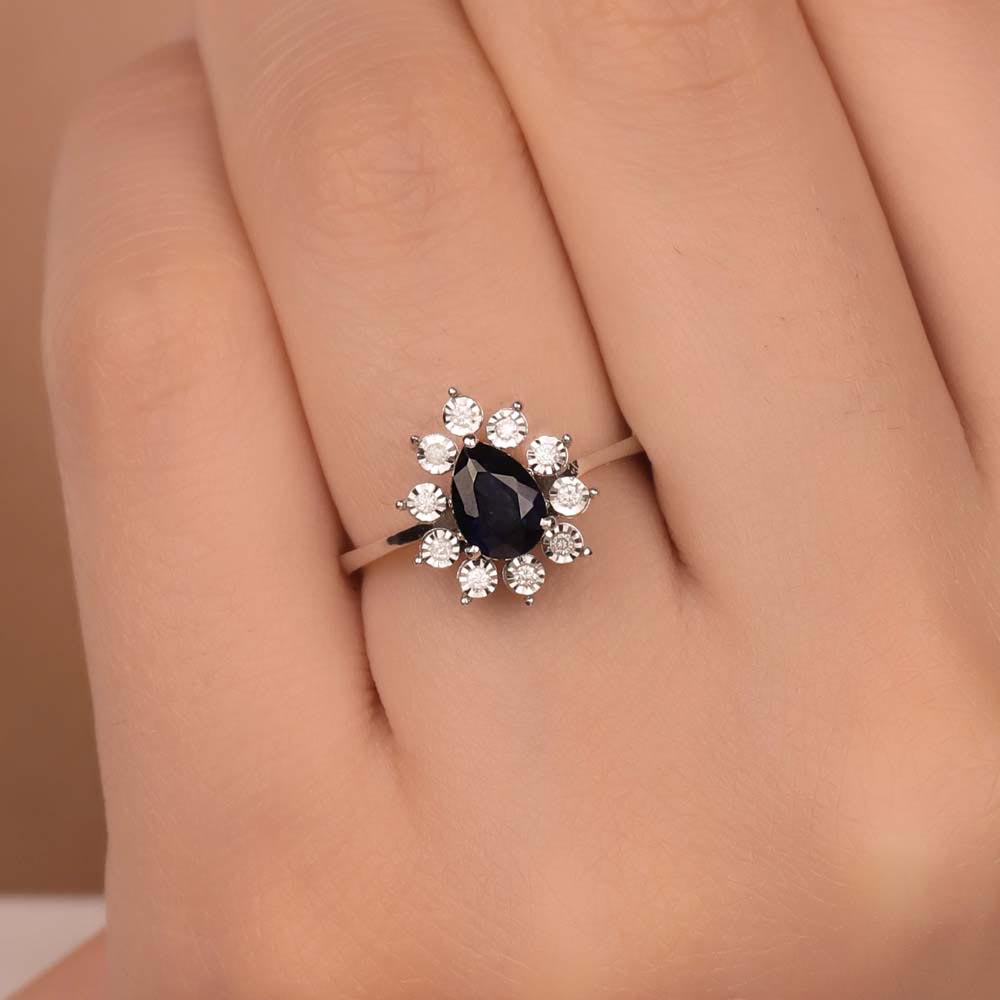 1,08 Karat Laboratuvar Pırlanta Kalem İşlemeli Damla Royale Safir Yüzük - FP02600