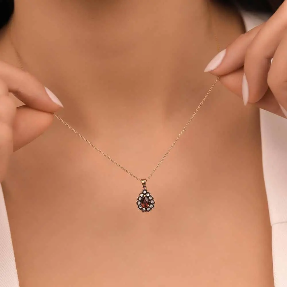 0,05 Karat Pırlantalı Damla Taşlı Elmas Kolye