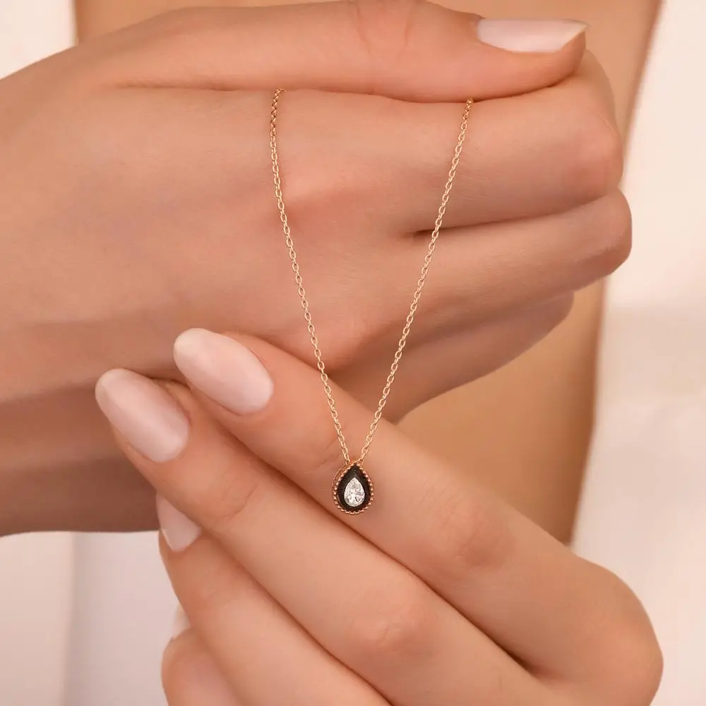 0,1 Karat Pırlanta Damla Kesim Beyaz Elmas Kolye
