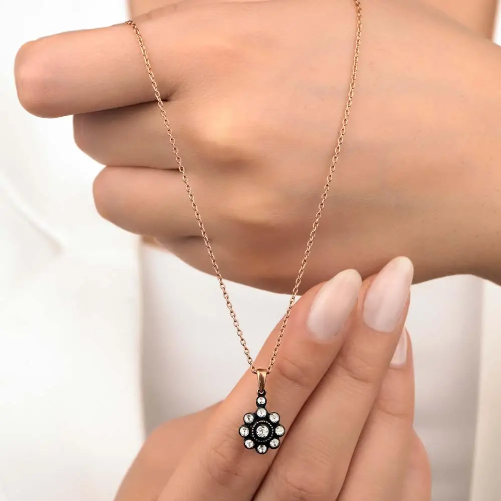 0,3 Karat Pırlanta Taşlı Elmas Gül Kolye