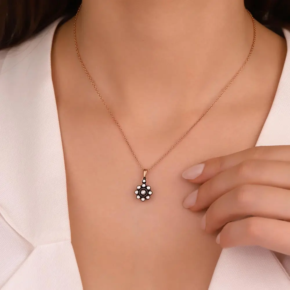 0,3 Karat Pırlanta Taşlı Elmas Gül Kolye