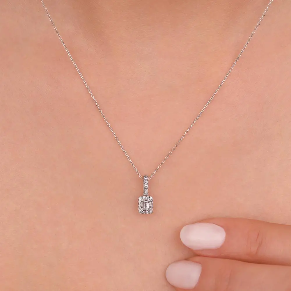 0.19 Karat Pırlantalı baget Taşlı Kolye