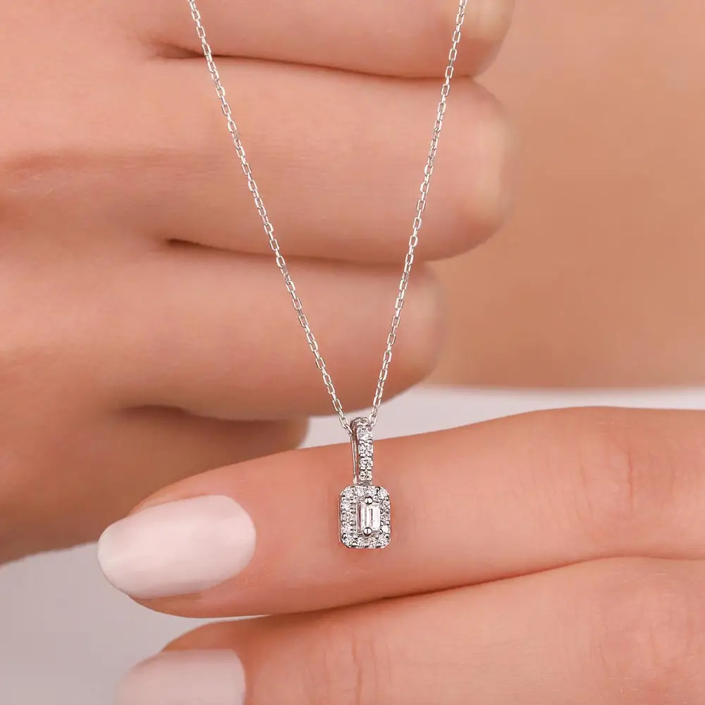 0.19 Karat Pırlantalı baget Taşlı Kolye