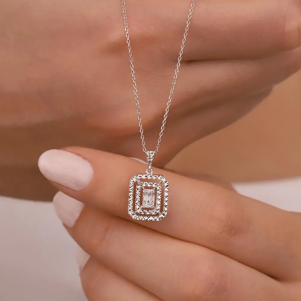 0,06 Karat Pırlanta Kalem İşlemeli Baget Kolye