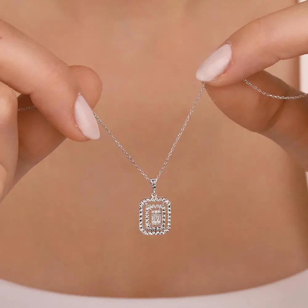 0,06 Karat Pırlanta Kalem İşlemeli Baget Kolye