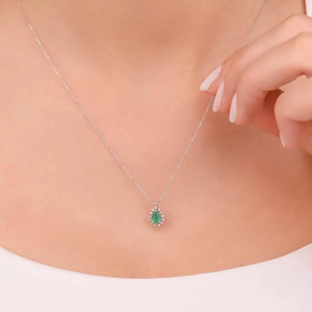 0,05 Karat Pırlantalı Zümrüt Taşlı Damla Kolye
