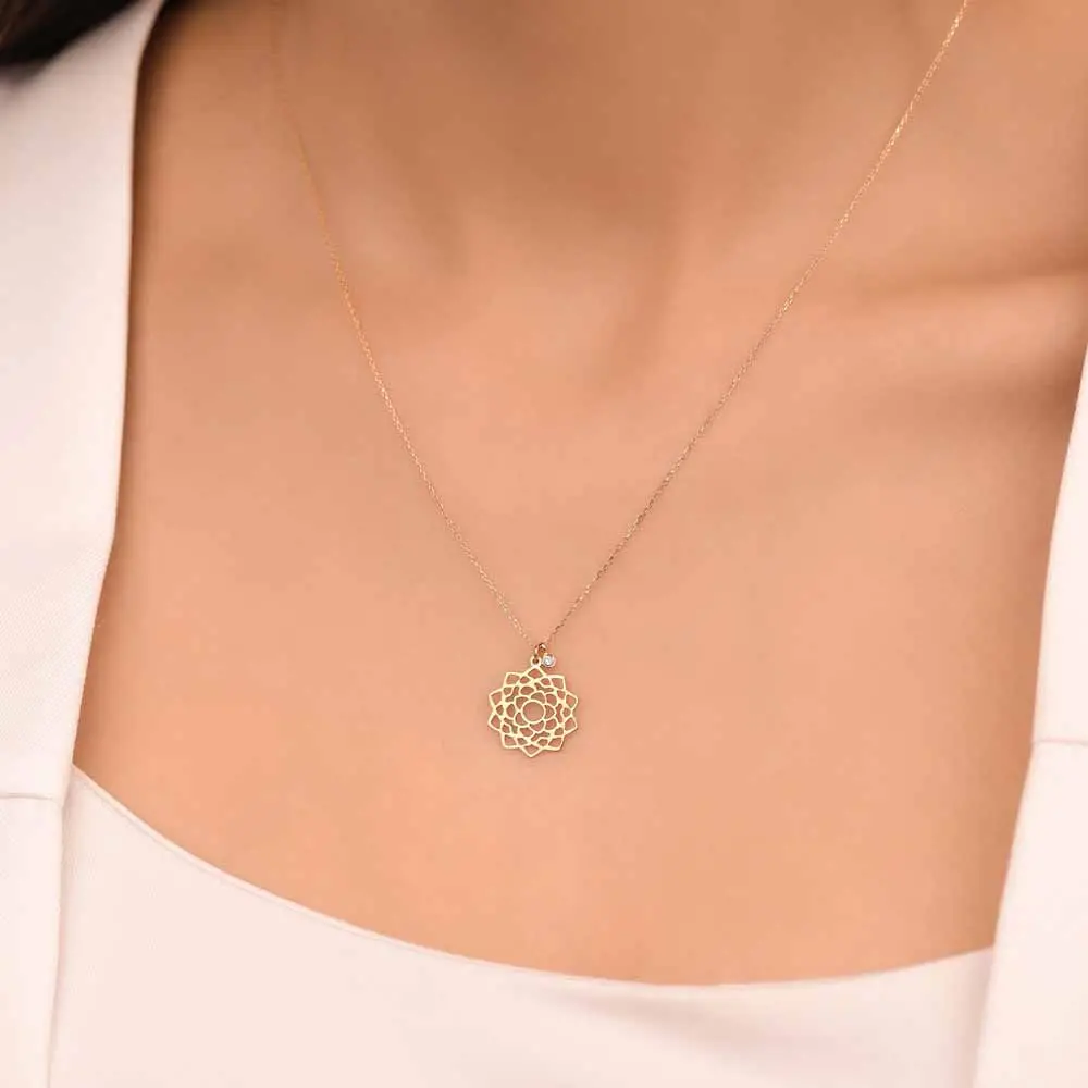 Pırlantalı Lotus Çiçeği Hediyelik Kolye