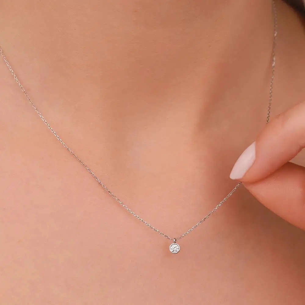 0,08 Karat Pırlantalı Oval Taşlı Kolye