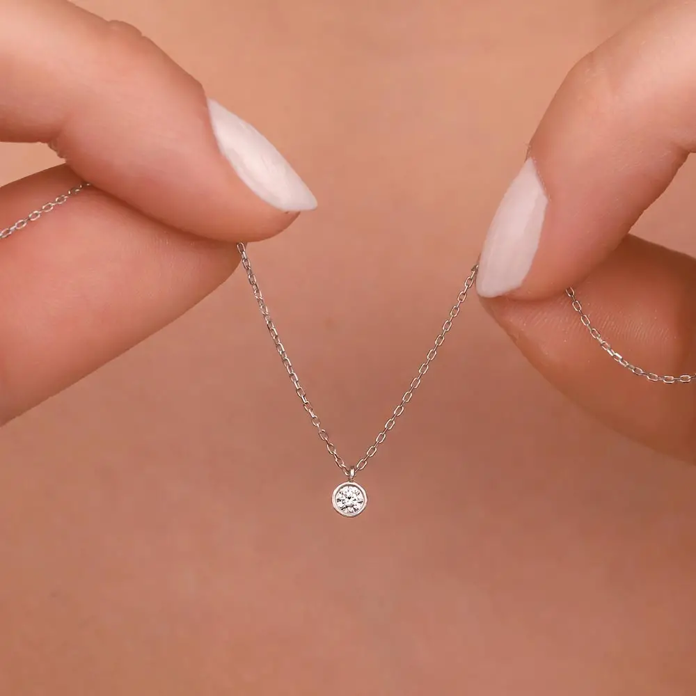 0,08 Karat Pırlantalı Oval Taşlı Kolye