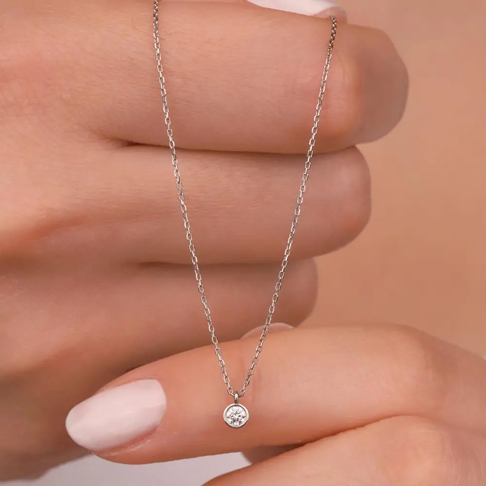 0,08 Karat Pırlantalı Oval Taşlı Kolye