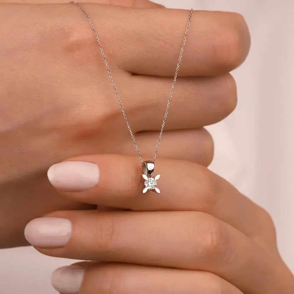 0,14 Karat Pırlantalı Tektaş Özel Tasarım Bayan Kolye