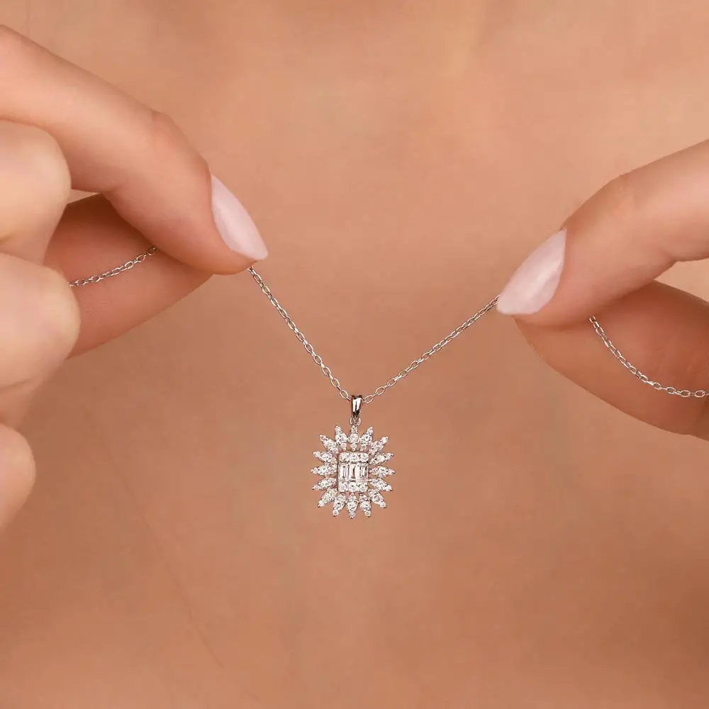 0,41 Karat Pırlantalı baget Taşlı Kolye
