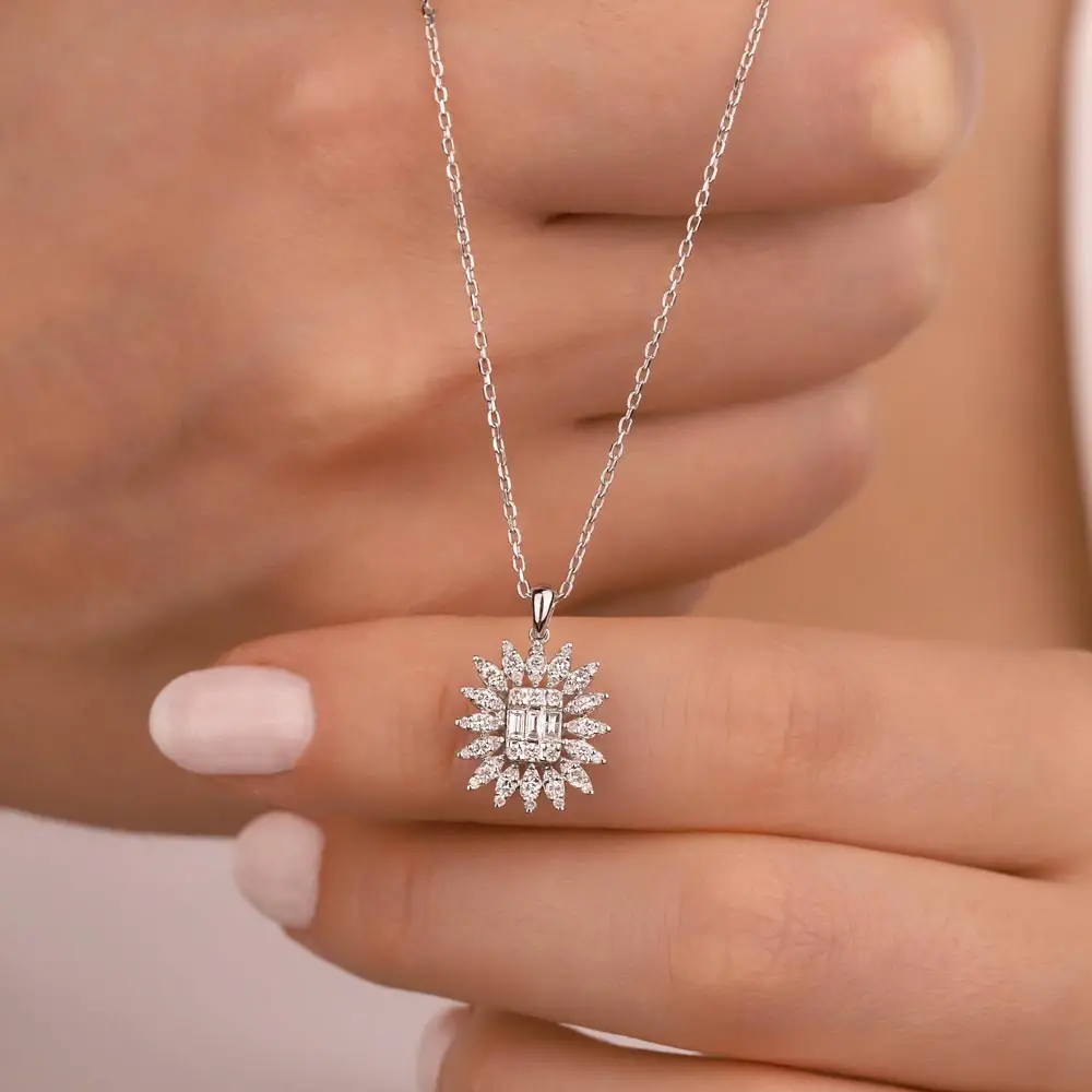 0,41 Karat Pırlantalı baget Taşlı Kolye