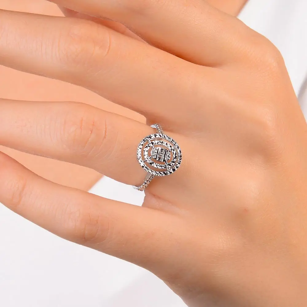 0,07 Karat Pırlanta Kalem İşlemeli Oval Baget Yüzük