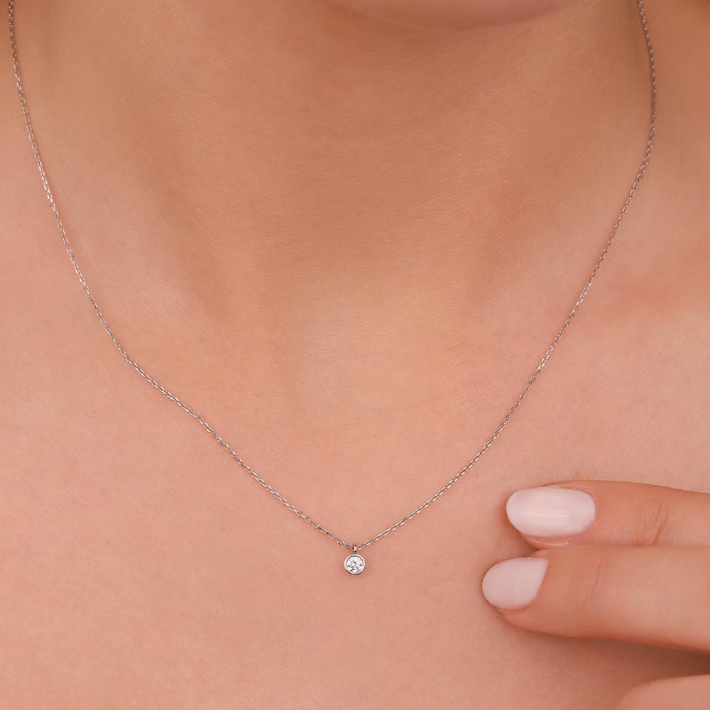 0,08 Karat Pırlantalı Oval Taşlı Kolye