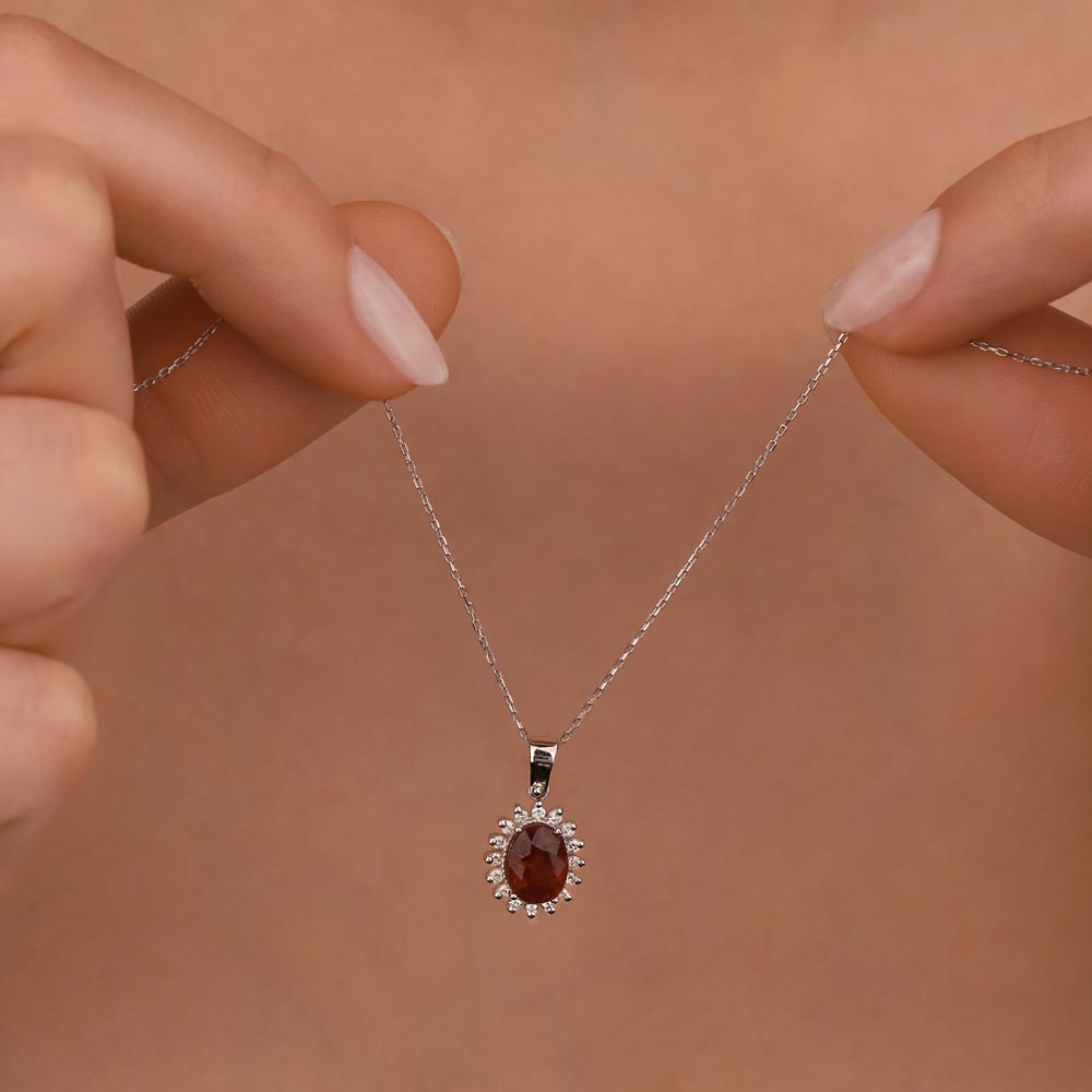 0,15 Karat Pırlanta Oval Taşlı Yakut Kolye