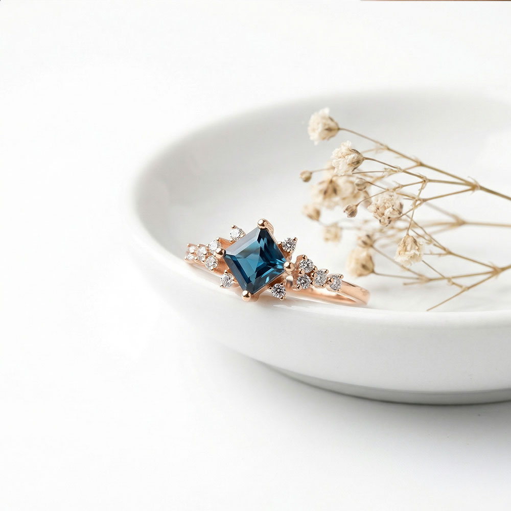 Vintage Yüzükler 1.01 Karat Prenses Kesim London Blue Topaz Aurora Tasarım Vintage Pırlanta Yüzük